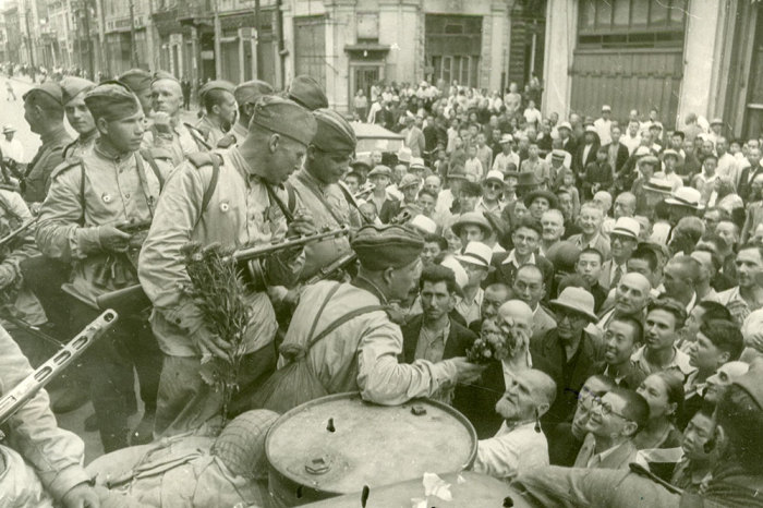 Горожане встречают советскую армию./Фото: img.gazeta.ru