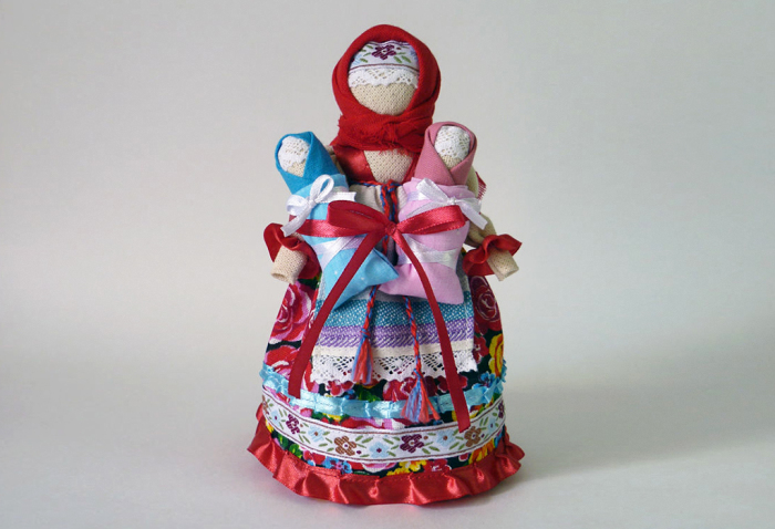Кукла-оберег Роженица в современном исполнении. /Фото: vashobereg.ru