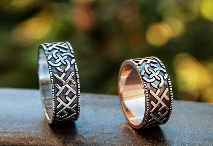 На кольца могли наносить различные символы, которые имели определенное значение. /Фото: vashobereg.ru