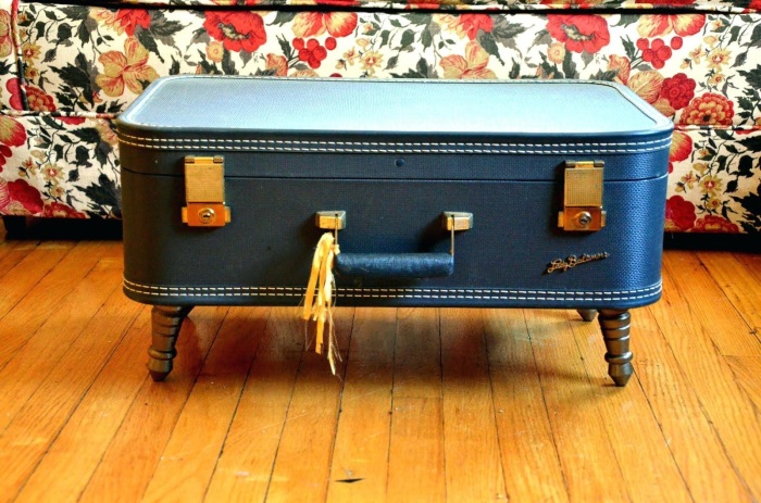 Из старого чемодана можно сделать оригинальную тумбочку. /Фото: blog.postel-deluxe.ru
