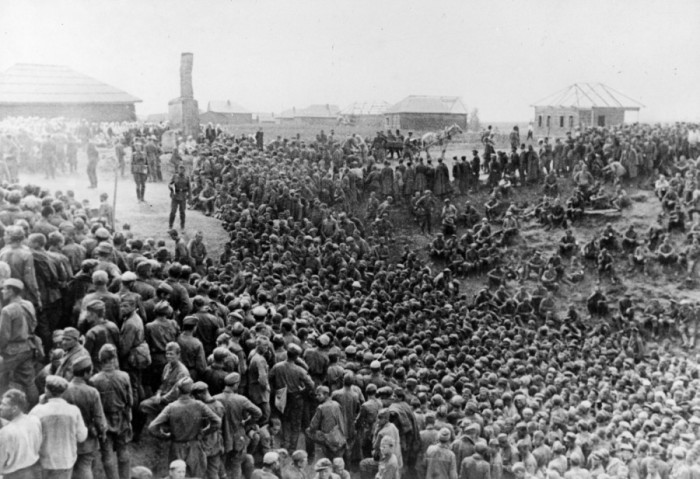 К 22 сентября в зоне действий 17-й армии вермахта было захвачено в плен около 200 тыс. советских военнослужащих. /Фото: ic.pics.livejournal.com