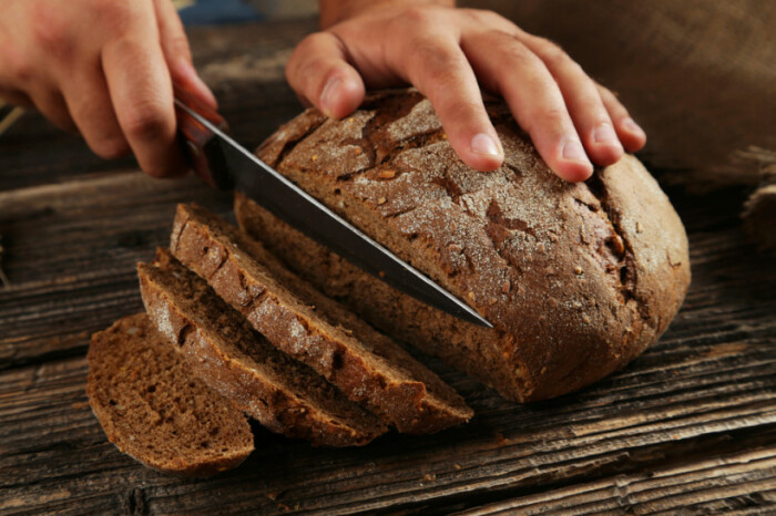 Резать хлеб за спиной другого человека  было нельзя. /Фото: 4mama.ua