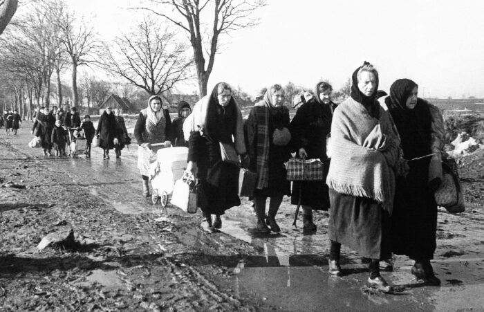 Немцы выселялись массово, включая стариков и детей. /Фото: static.tildacdn.com