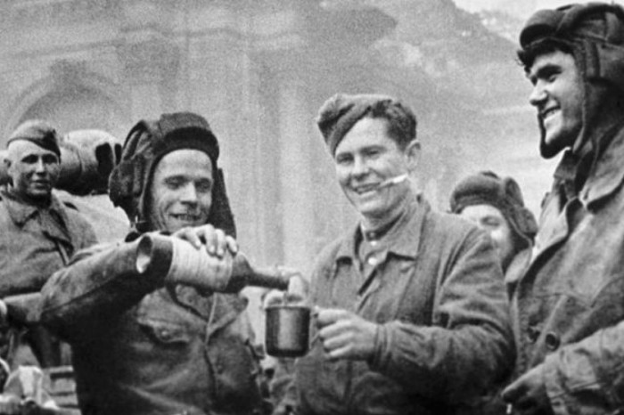 Алкоголь в Советской армии выдавали вплоть до 1945 года. /Фото: img03.rl0.ru