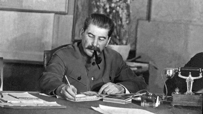 И. Сталин согласился на обмен участками территорий с Польшей и провёл переселение в 1951 году по экономическим соображениям и, желая показать свою лояльность и поддержку новому польскому прокоммунистическому правительству. /Фото: i.pinimg.com