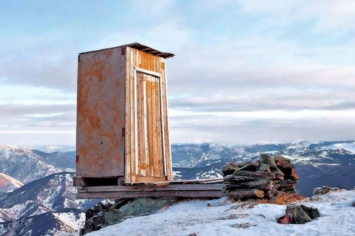Слабонервным не входить: туалет над пропастью на метеостанции в Алтайских горах./Фото: fresher.ru