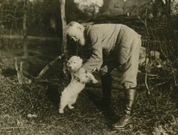 Бернард Шоу со своей собакой./Фото: g.cz