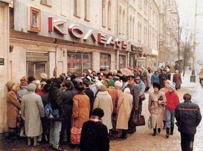 Продукты в ССР были дефицитом, потому за ними выстраивались очереди. /Фото: risovach.ru