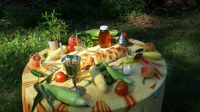 Накрыть стол из собранного урожая — традиция кельтского праздника Лугнасад./Фото: i.pinimg.com