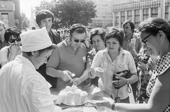 Иностранцы пробуют советское мороженое./Фото: cdni.rbth.com