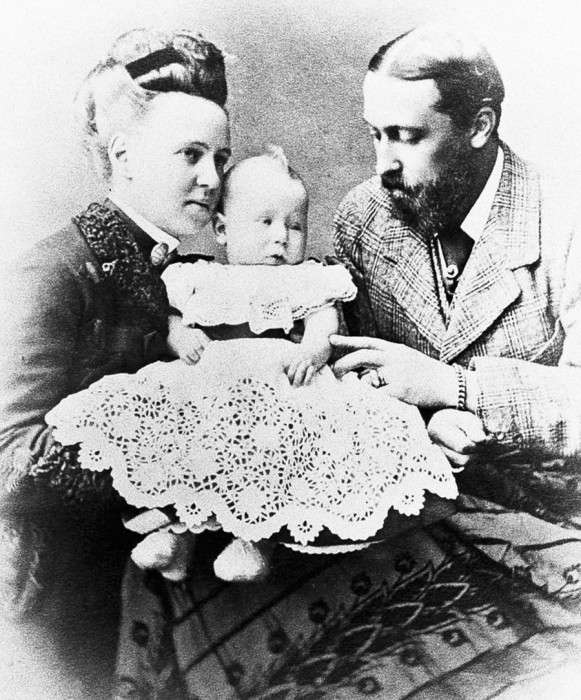 Родители Беатрисы: Мария Александровна с мужем принцем Альфредом и ее младшим братом. /Фото: cdni.rbth.com