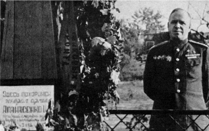 Жуков на могиле генерала Апанасенко. /Фото: ic.pics.livejournal.com