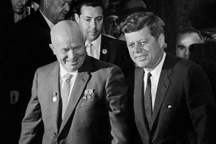 Никита Хрущёв и Джон Кеннеди на Венском саммите 4 июня 1961 года. /Фото: mtdata.ru