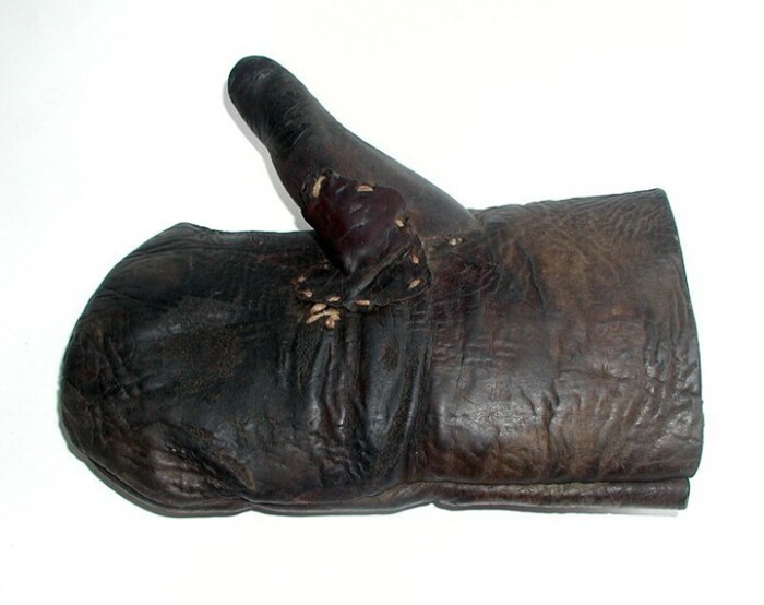 Ежовые рукавицы делали из грубой кожи. /Фото: comgun.ru