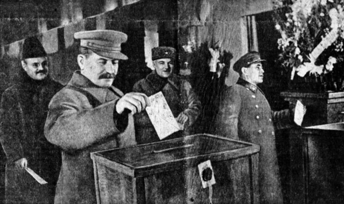 Ежов (справа), Сталин, Молотов и Ворошилов на выборах 1937 года. /Фото: upload.wikimedia.org
