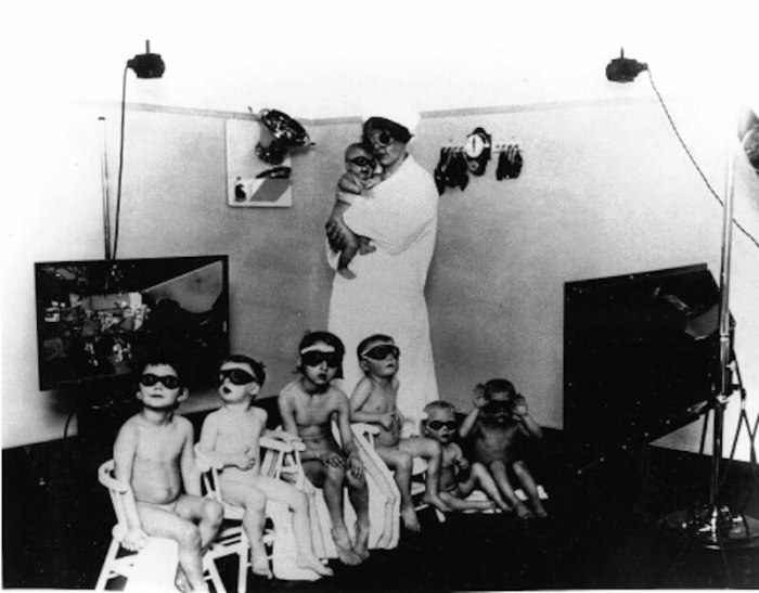 «Расово полноценные» дети сначала проходили тщательный медицинский осмотр, далее помещались в центры идеологической обработки, и затем направлялись для адаптации в «расово благонадёжные» немецкие семьи./Фото: i2.wp.com