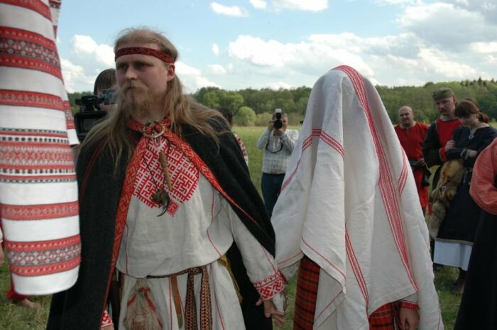 Покрывало на невесте защищало от злых духов. /Фото: ribalych.ru