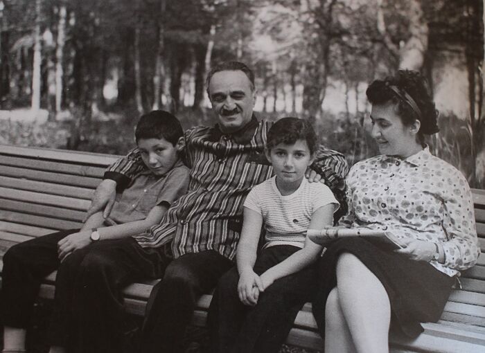 Анастас Микоян с сыновьями. /Фото: miasin.by