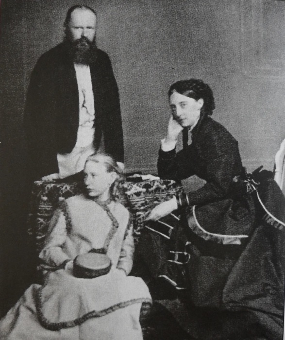Великая княгиня Ольга Николаевна с мужем Карлом I и приемной дочерью Верой.