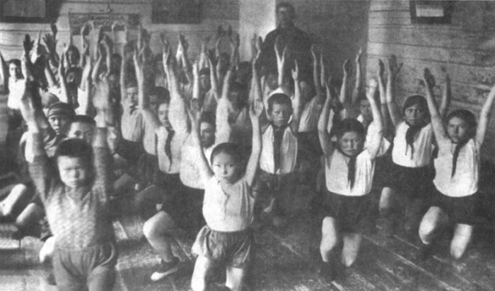Ученики Казымской школы-интерната на уроке физкультуры, 1935 год. /Фото: calend.online