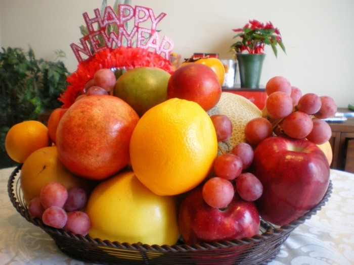 Новогодняя фруктовая корзина./Фото: www.laughtraveleat.com