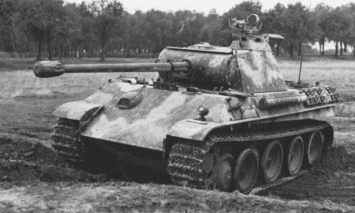 Немецкий танк Pz.Kpfw. V «Пантера» Ausf.G с установленным на командирской башенке прибором ночного видения «Шпербер» (Sperber FG 1250)./Фото: topwar.ru