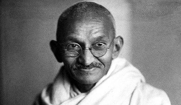 Индийский народ безмерно почитал Махатма Ганди за его тактику протестов неповиновения./Фото: www.nelive.in