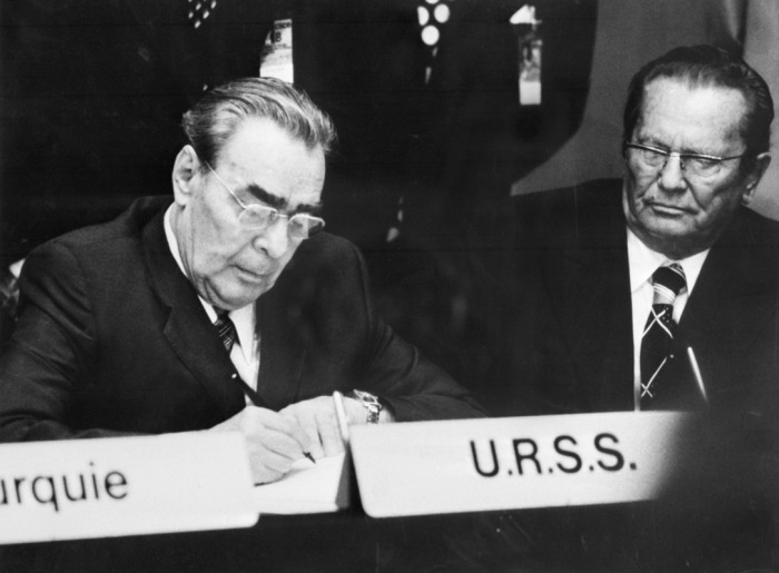 Л. Брежнев на Совещании безопасности (Хельсинки) 1975 год подписался под обязательством обеспечить гражданам СССР свободу передвижения.