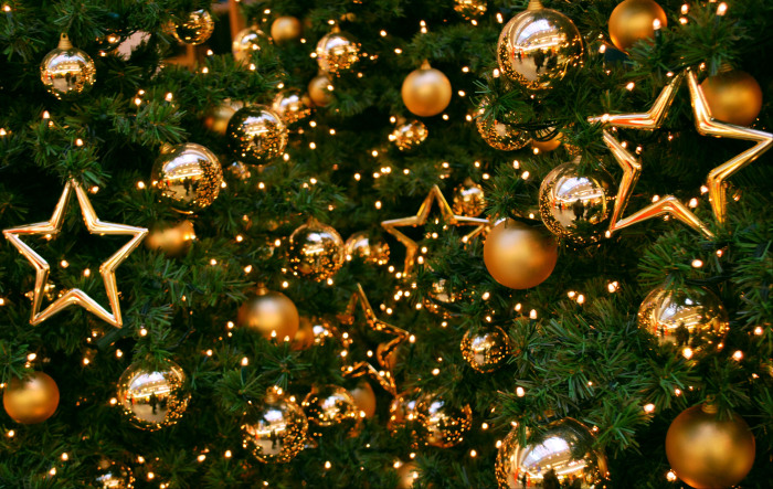 Елка, украшенная золотистыми шарами и звездами./Фото: getbg.net