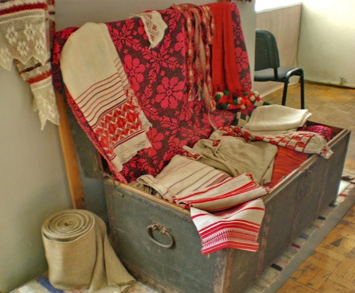 В сундуках не только хранили ценные вещи, на них еще и спали./Фото: ethnoboho.ru