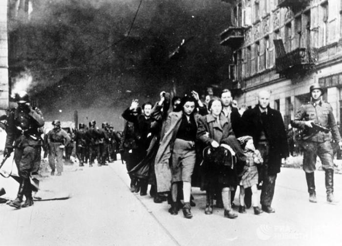 Жителей Варшавского гетто отправляют в лагерь смерти Треблинка. 1942 год./Фото: nstarikov.ru