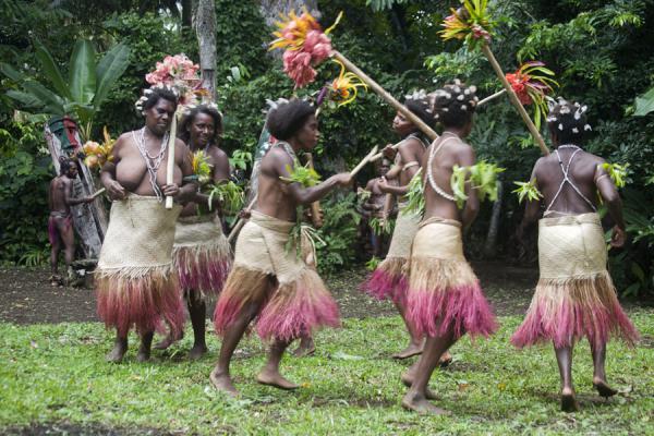 Танец женщин с острова Малекула./Фото: Ourworld-now.com
