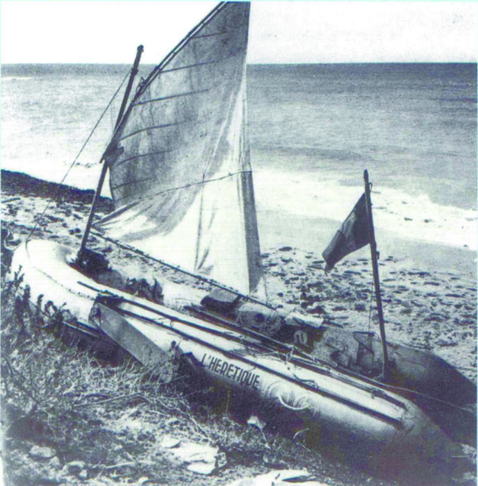 Лодка «Еретик» на американской земле. Хорошо видно поперечный шов на парусе./Фото: www.sailingregate.fr