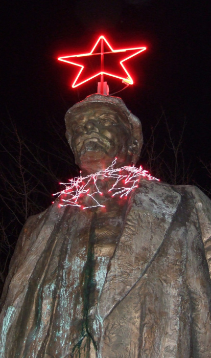 Ленин в рождественских украшениях./Фото: img12.nnm.me
