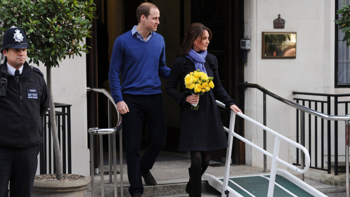 Кейт Миддлтон и принц Уильям выходят из здания больницы./Фото: img.viva.ua
