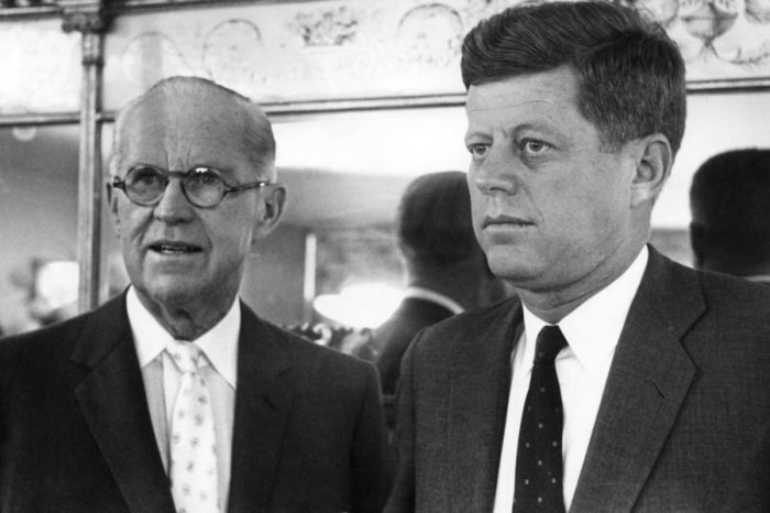 Джозеф Кеннеди с сыном Джоном Кеннеди./Фото: hsl.guru