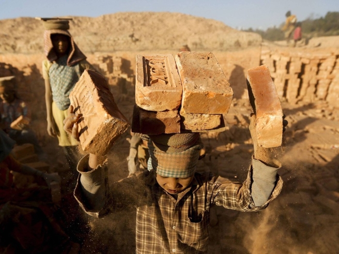 Детей принуждают к работе на производстве и обжиге кирпича./Фото: cdn.fishki.net