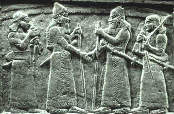 барельеф, рукопожатие короля ассирийцев Салмананасара III и вавилонского царя Мардук-закир-шуми I.