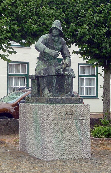 Памятник голландскому рыбаку, который научил мир есть селедку./Фото: static.panoramio.com