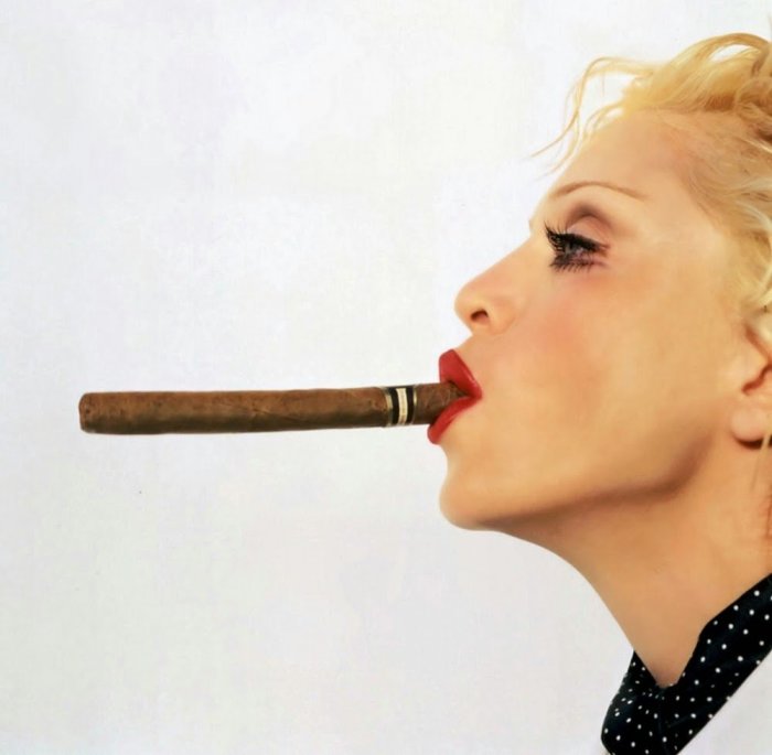 Мадонна тратит на сигареты до 50 000 долларов в неделю./Фото: interesnoznat.com
