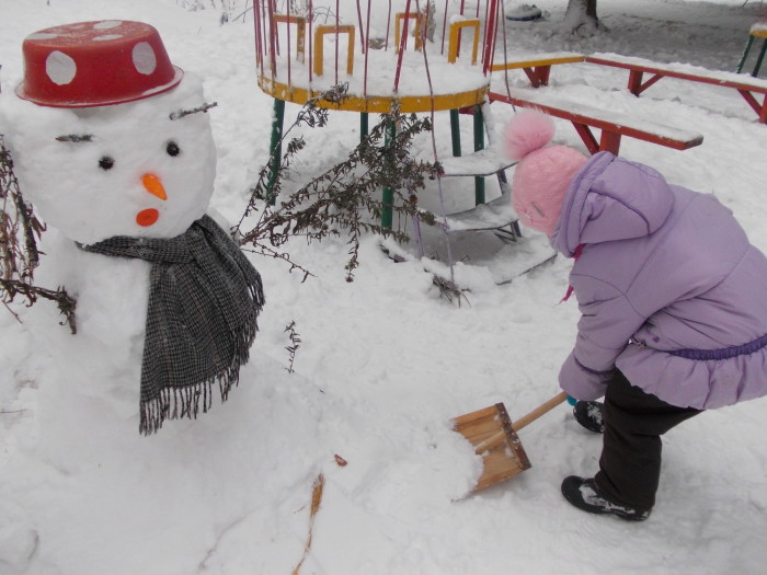 Годы идут, а снеговик не стареет. Лишь меняется мода./Фото: detsadprosek.ucoz.ru