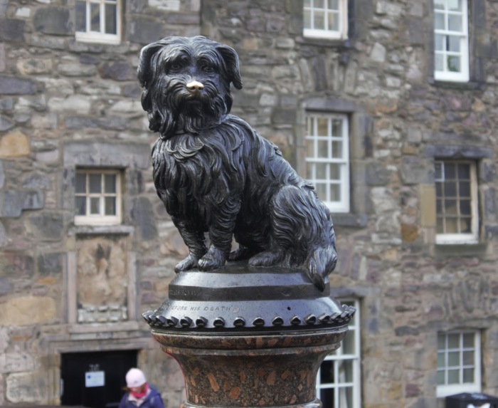 Беспримерная любовь и преданность – собачьи добродетели. В XIX веке в Эдинбурге эти качества выглядели вот так. Фото: памятник Грейфрайерс Бобби 