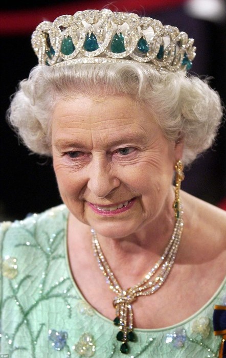 Царственная диадема дома Романовых украшает голову английской королевы./Фото: 3.bp.blogspot.com