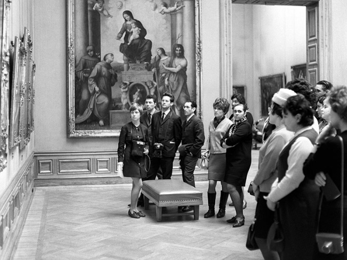 Группа советских туристов в одном из залов Дрезденской картинной галереи./Фото: cdn.tvc.ru