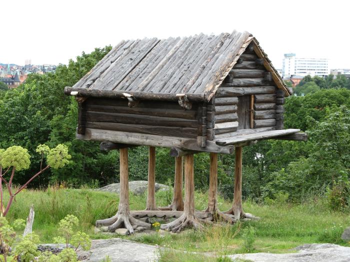 Избушка Бабы-Яги в современном исполнении. Модель амбара на территории парка Скансен в Стокгольме.