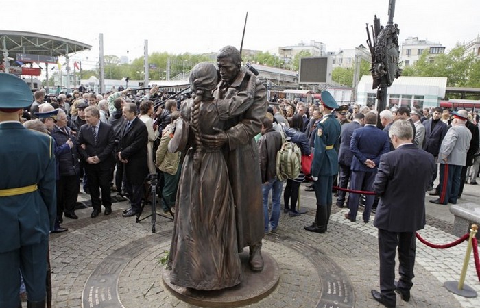 Памятник «Прощание славянки» на Белорусском вокзале./ Фото: nws.su