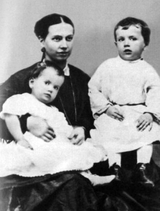 Софья Андреевна со старшими детьми.