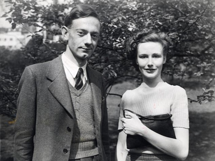 Кристофер Милн и его невеста Лесли, 1948