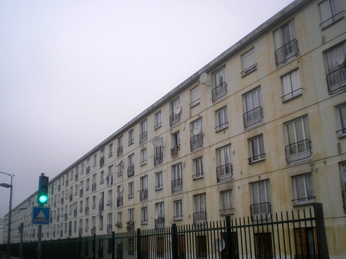 Французская типовая многоэтажка послевоенной постройки.