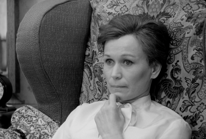 Актриса Майя Булгакова изумительно сыграла человека с ПТСР после войны.Она много раз видела таких людей в жизни. Кадр из фильма.